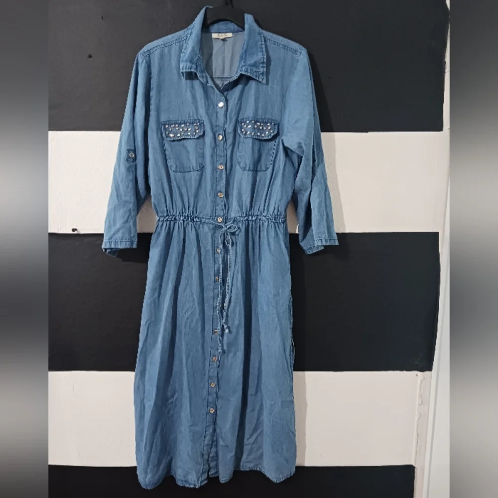 NEW MPH Collection Women buttoned Denim rhinestone bling pocket midi dress - Picture 1 of 12